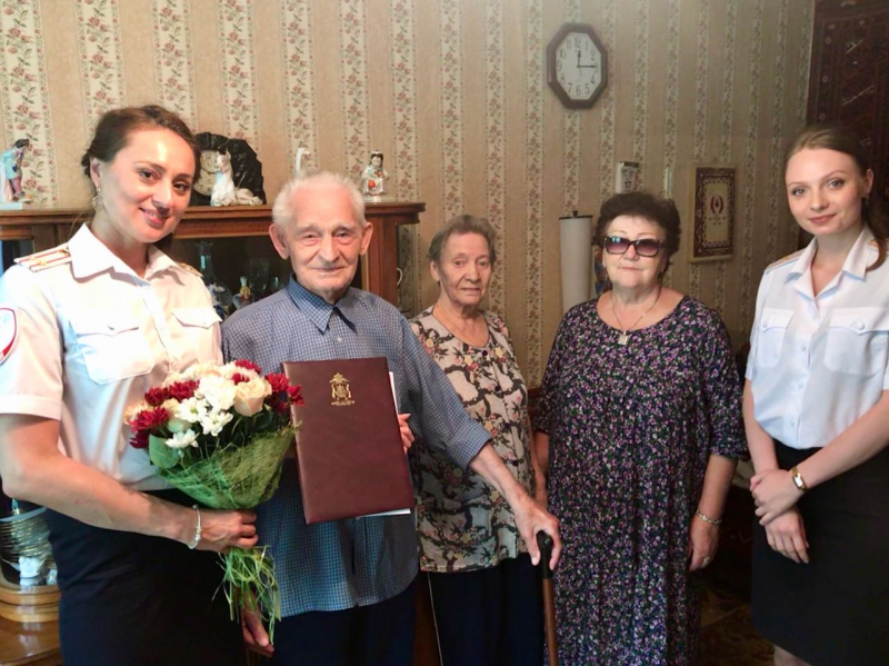 Сотрудники УВД по ЦАО поздравили ветерана Георгия Уварова