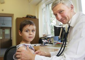 Врач Александр Атапин ведет прием пациентов в детской поликлинике № 12. Фото: Наталия Нечаева, «Вечерняя Москва»