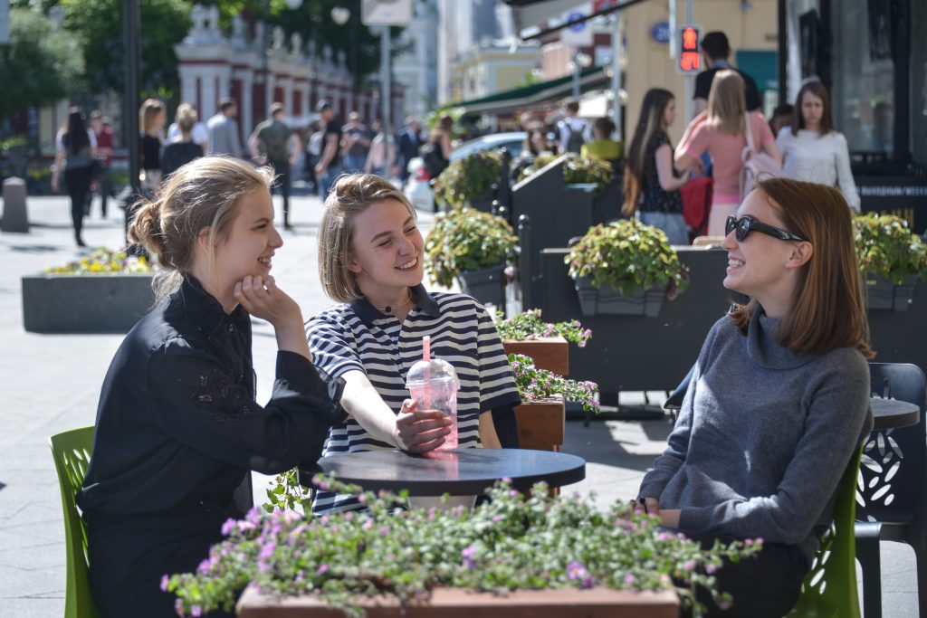 29 мая 2018 года. Соня Некрасова, Вероника Симонян,и Анна Синицына (слева направо) на летней веранде кафе в Климентовском переулке