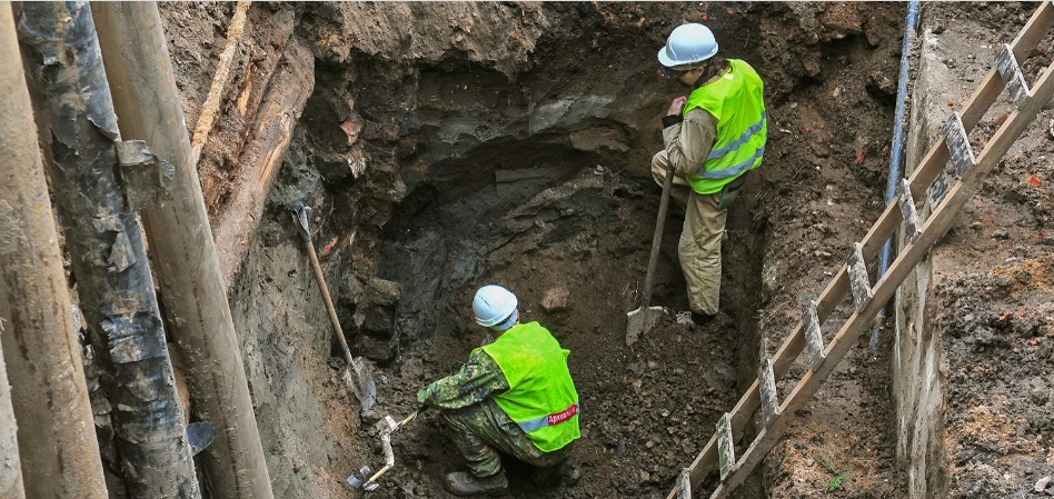 Чубук, бубенчик и подсвечник раскопали археологи в центре Москвы
