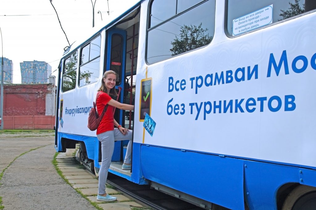 На прощание: москвичам посоветовали сделать селфи с турникетами в автобусах