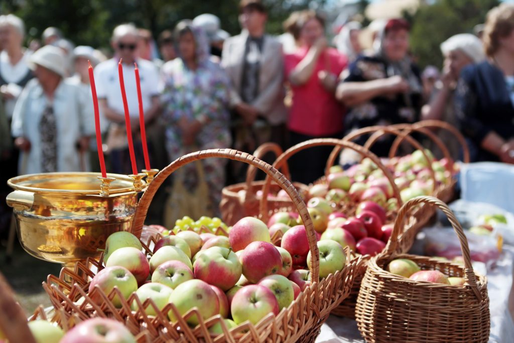 Бездомные Москвы получат продукты на Яблочный Спас