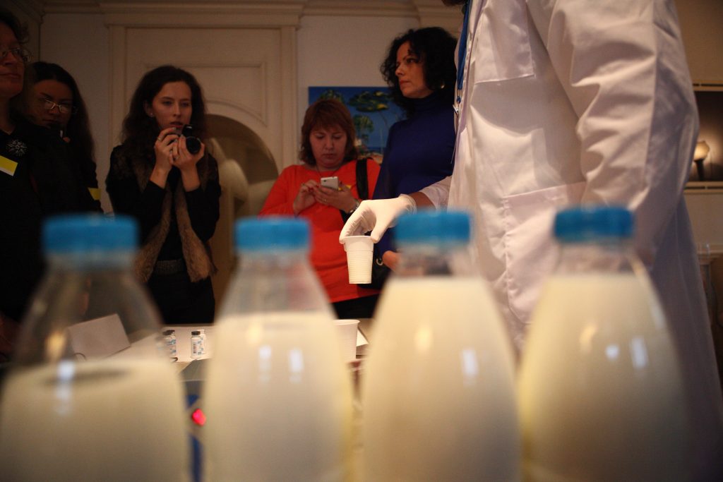 Стакан молока на завтрак защитит землян от ожирения