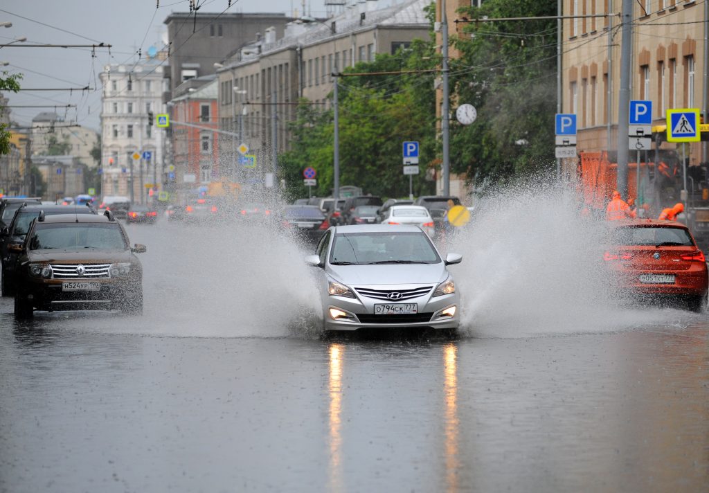 Московских водителей предупредили о грозе и ветре