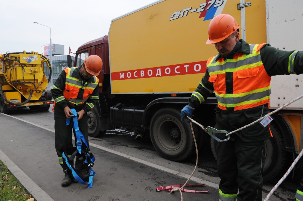 Более 400 коммунальщиков бросили на борьбу с подтоплениями в Москве