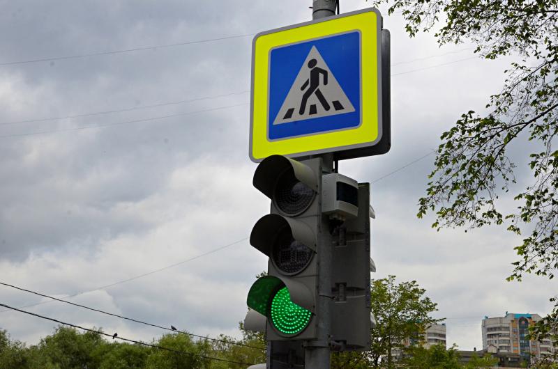 Сотрудники ЦОДД установят дополнительные дорожные знаки возле школ. Фото: Анна Быкова, «Вечерняя Москва»