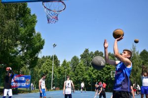 Представители Молодежной палаты Басманного района организуют турнир по баскетболу. Фото: Пелагия Замятина, «Вечерняя Москва»