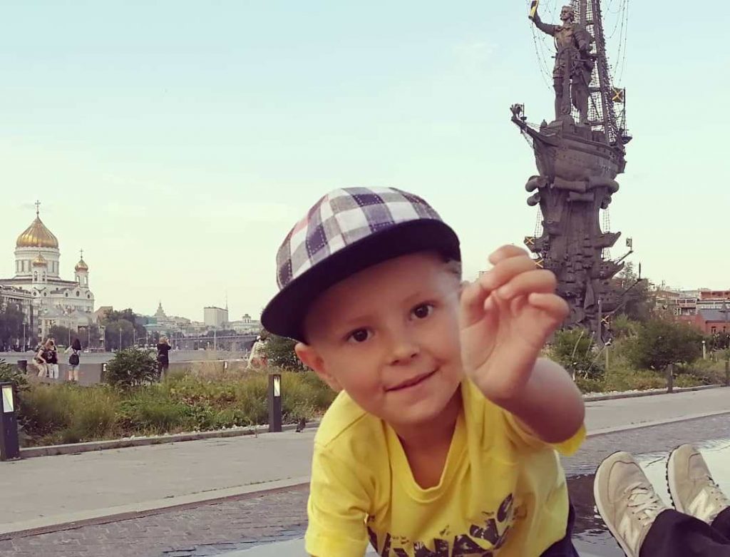 Катерина Селина опубликовала на личной странице в социальной сети фотографию ребенка в парке «Музеон» на фоне памятника Петру I.. Фото с личной страницы Катерины Селиной в социальной сети