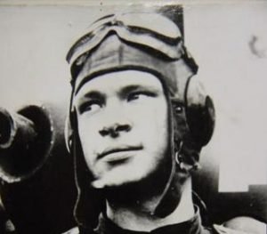 1940-е годы. Петр Вострухин возле своего самолета, готовится к вылету
