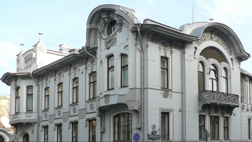 Крышу особняка Ивана Миндовского снова украсила бронзовая скульптура Авроры