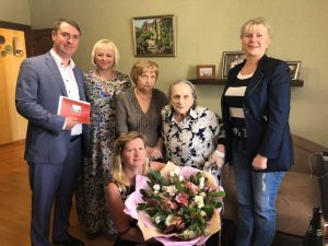 Жительницу Мещанского района поздравили со 100-летним юбилеем. Фото: официальная страница Дмитрия Башарова в социальных сетях