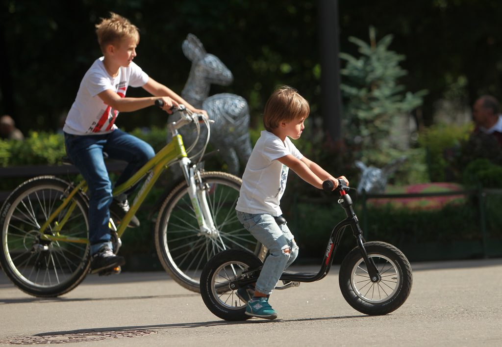А в Таганском парке дети и взрослые могут покататься на велосипеде и самокате. Фото: Наталия Нечаева 