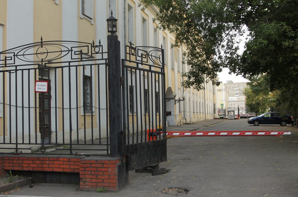 Шлагбаум в Комиссариатском переулке закрывает проезд для автомобилистов. Фото: Наталия Нечаева, «Вечерняя Москва»