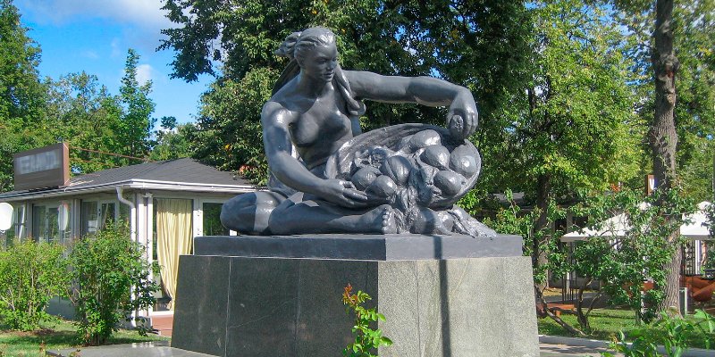 Скульптуры «Земля» и «Вода» отреставрировали в «Лужниках»