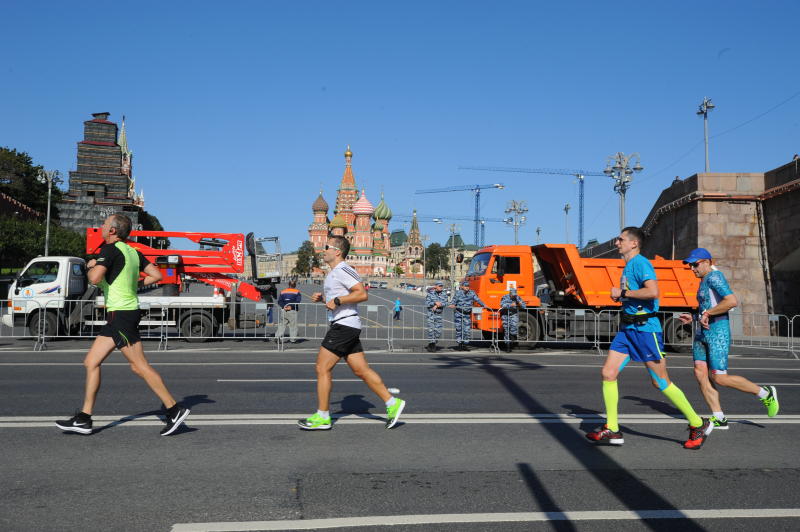 Забег на десять километров состоялся в столице. Фото: Александр Кожохин, «Вечерняя Москва»