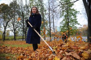 «Активные граждане» выбирают правила уборки листвы во дворах. Фото: Светлана Колоскова