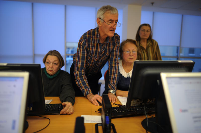В «Некрасовке» продолжаются занятия проекта «Компьютерная грамотность. 55+». Фото: Александр Кожохин, «Вечерняя Москва»