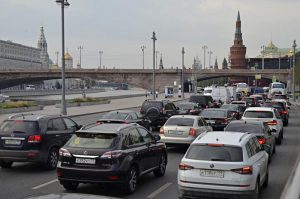 Загруженность дорог в Москве оценивается в шесть баллов. Фото: Анна Быкова