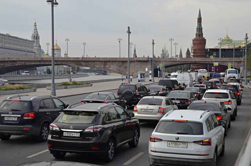 Загруженность дорог в Москве оценивается в шесть баллов. Фото: Анна Быкова