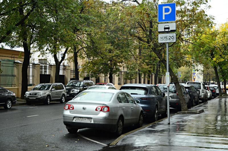 Доступ к платным парковкам ограничат на четырех столичных набережных. Фото: Анна Быкова