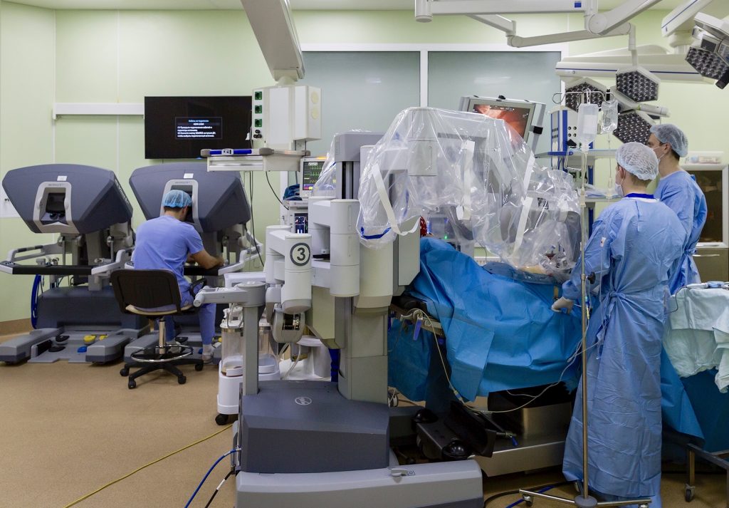 Хирурги Сеченовского университета провели сложную операцию с помощью робота