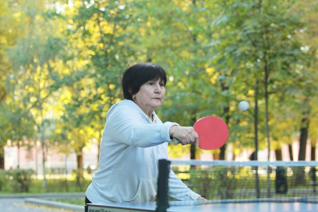 Светлана Огонян на фестивале играет в настольный теннис. Фото: Наталия Нечаева, «Вечерняя Москва»