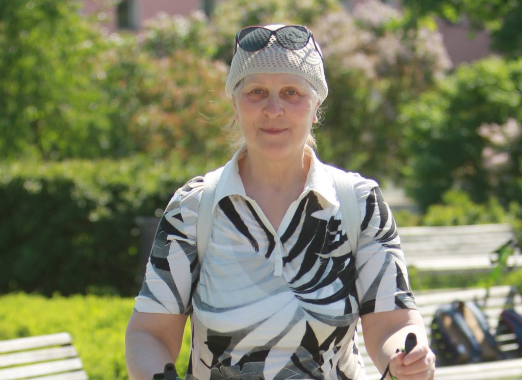 Татьяна Шипилова занимается скандинавской ходьбой. Фото: Наталия Нечаева, «Вечерняя Москва»