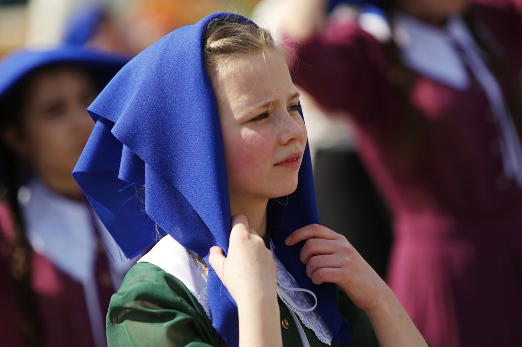 8 мая 2016 года. Участница флешмоба «Синий платочек», который проходил в Москве. Фото: Агентство городских новостей «Москва»