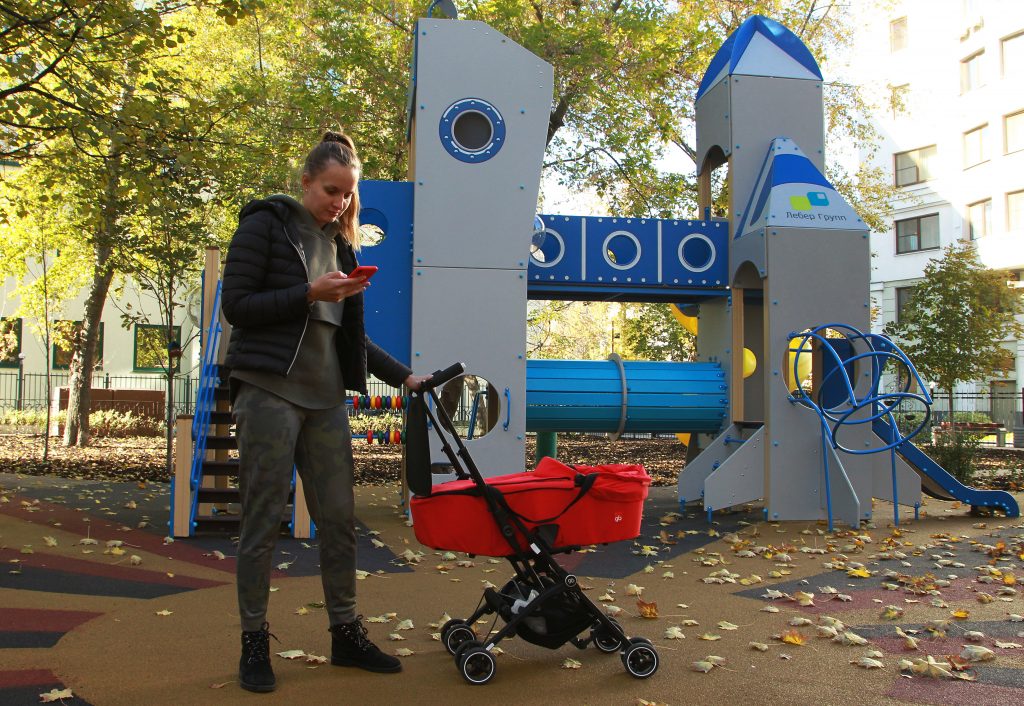 Дарья Глаголь с дочкой гуляет на обновленной детской площадке. Фото: Наталия Нечаева, «Вечерняя Москва»