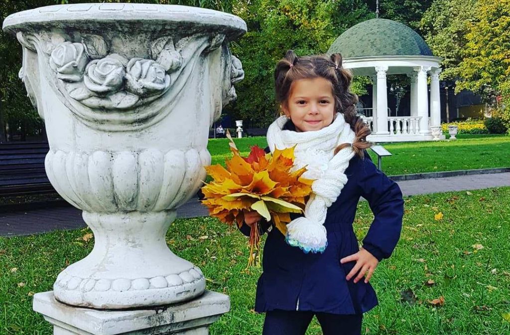 Алеся Маматова опубликовала на личной странице снимок своей дочери Стеллины в парке с букетом кленовых листьев. Фото с личной страницы в социальной сети