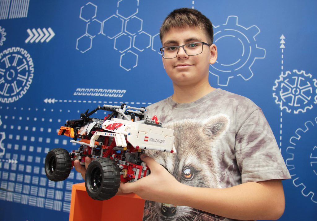Школьников учат собирать роботов и снимать мультики