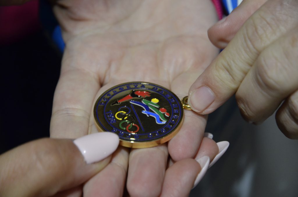 Медаль Нины Фаравоной за участие в эстафете огня. Фото: Анна Быкова