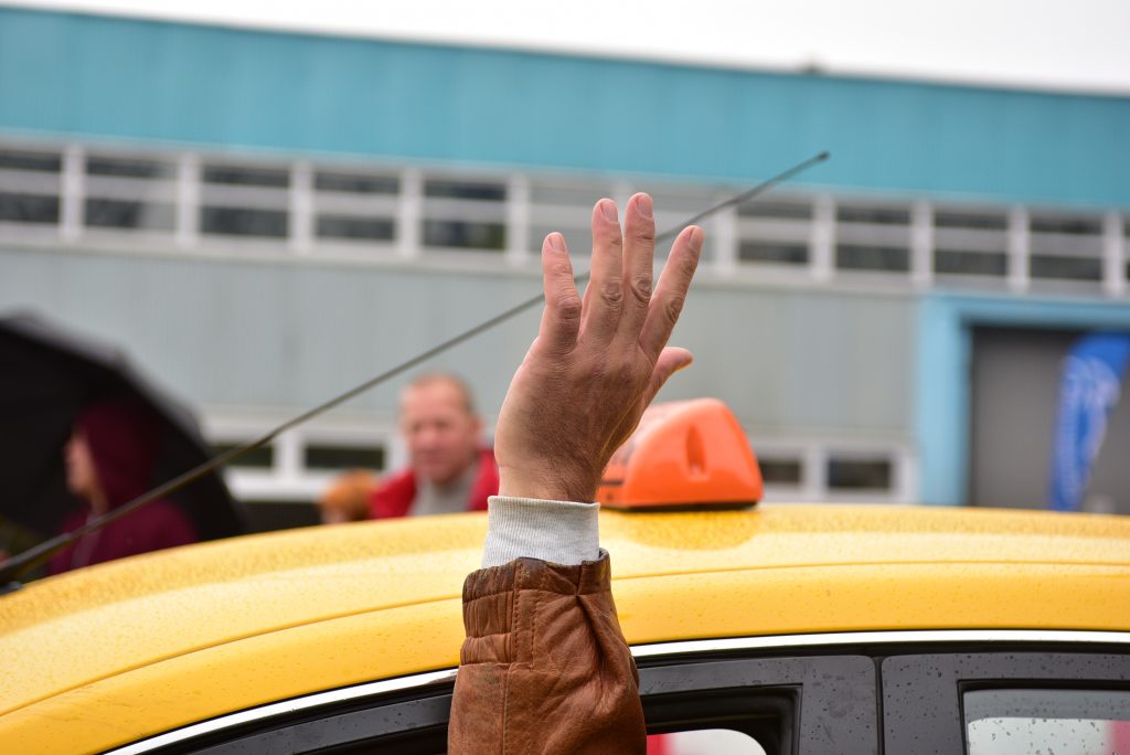 Таксистов научат психологии и географии в Москве