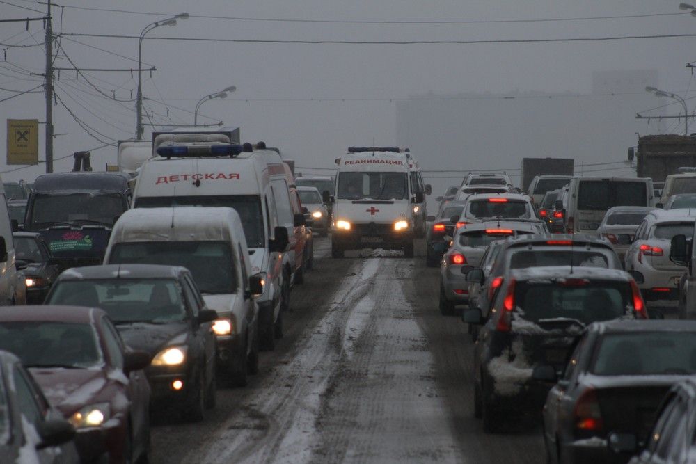 Водителей предупредили о пробках в центре Москвы из-за снега и дачников