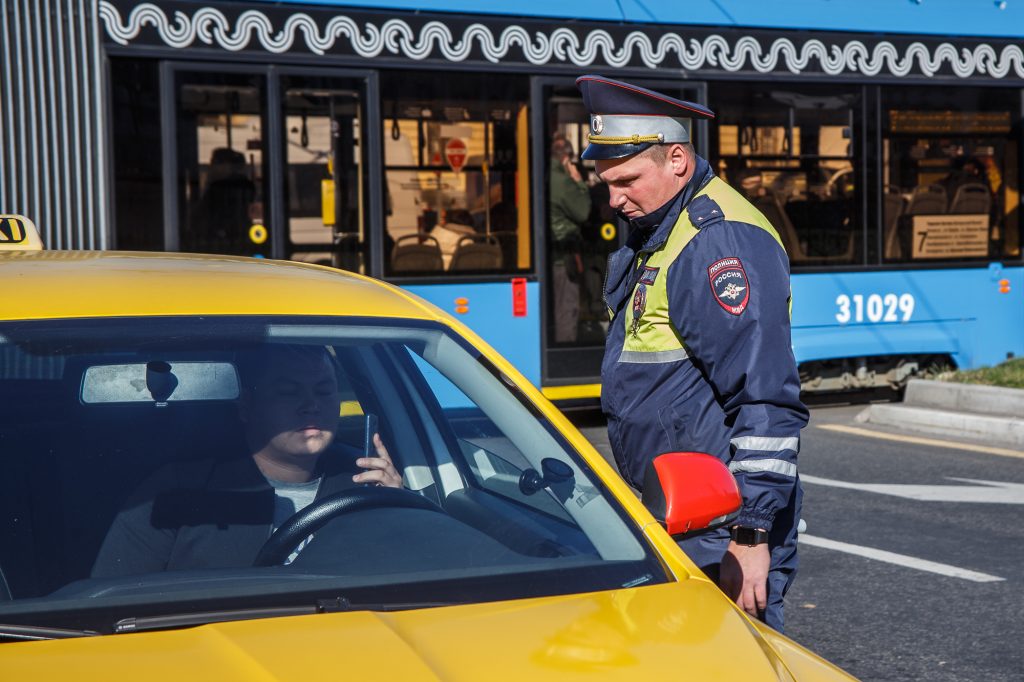 Власти Москвы могут запретить нанимать таксистов без российских прав