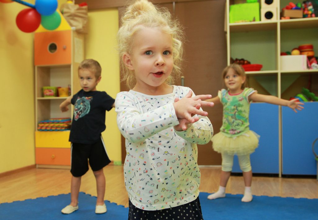 Трехлетняя Таня Сулиманова пришла на занятие в Центр «Семья». Фото: Наталия Нечаева, «Вечерняя Москва»