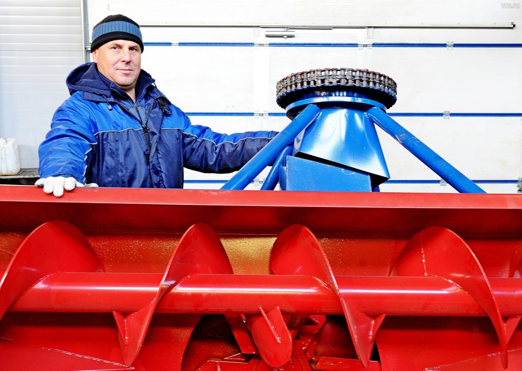 Первый снег в Москве коммунальщики встретили во всеоружии