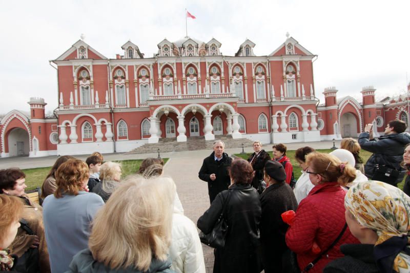 Пожилые жители Тверского района побывают на экскурсии в Петровском путевом дворце