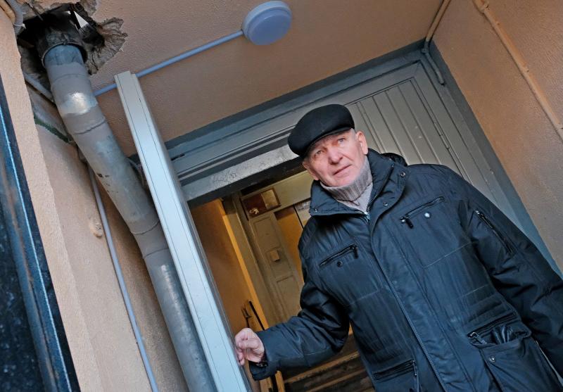 Дежурный отвечает: входную дверь починим. Фото: Максим Аносов, «Вечерняя Москва»