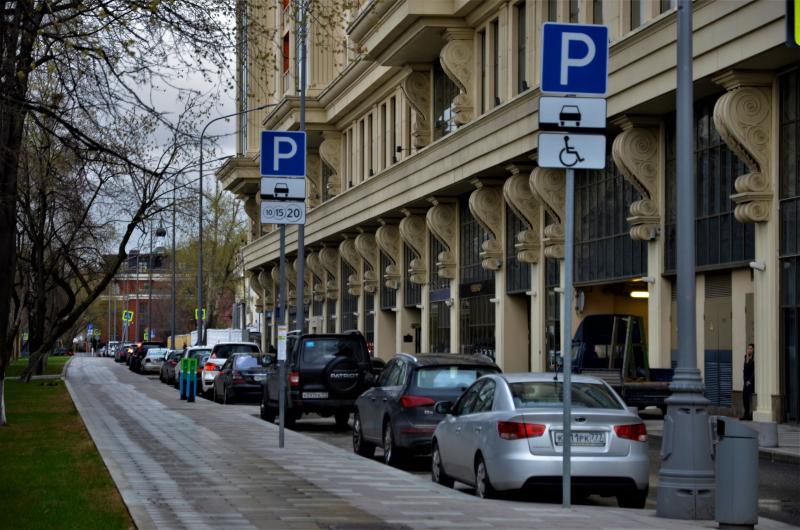 Многодетные семьи из Москвы подали более десяти тысяч заявок на оформление парковочных разрешений