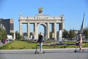 Москвичи более 140 тысяч раз прокатились на электросамокатах за сезон. Фото: Александр Кожохин, «Вечерняя Москва»