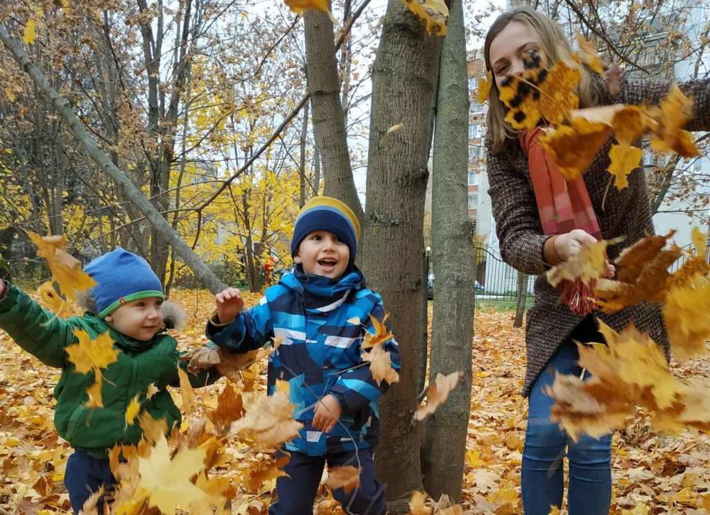Ирина Аникина выложила на своей странице снимок своих племянников Андрея и Артема, которые играют в листьях. Фото с личной страницы Ирины Аникиной в социальных сетях