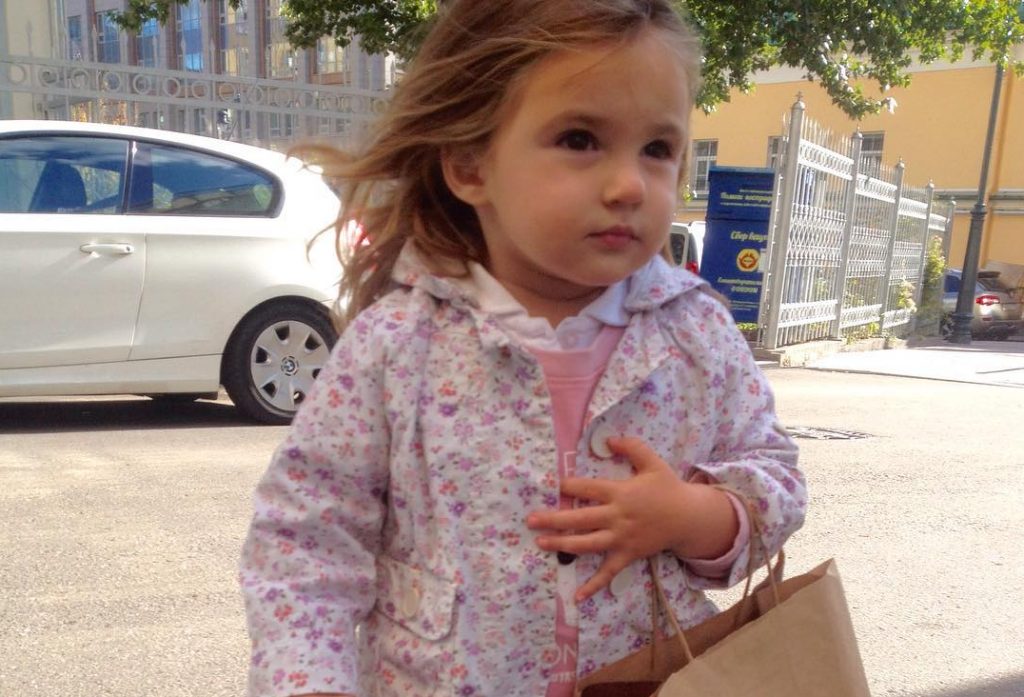 Двухлетняя Виктория гуляет около Московского дома композиторов. Фото с личной страницы в социальной сети Анны Соколовой