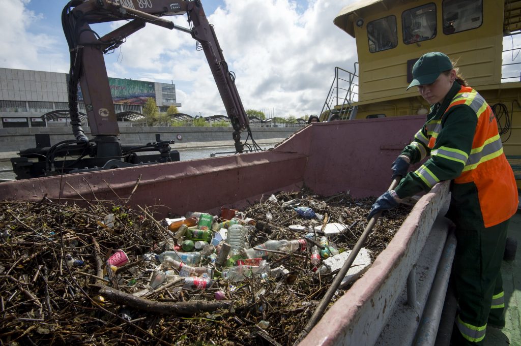 За год из Москвы-реки достали почти две тысячи «кубов» мусора