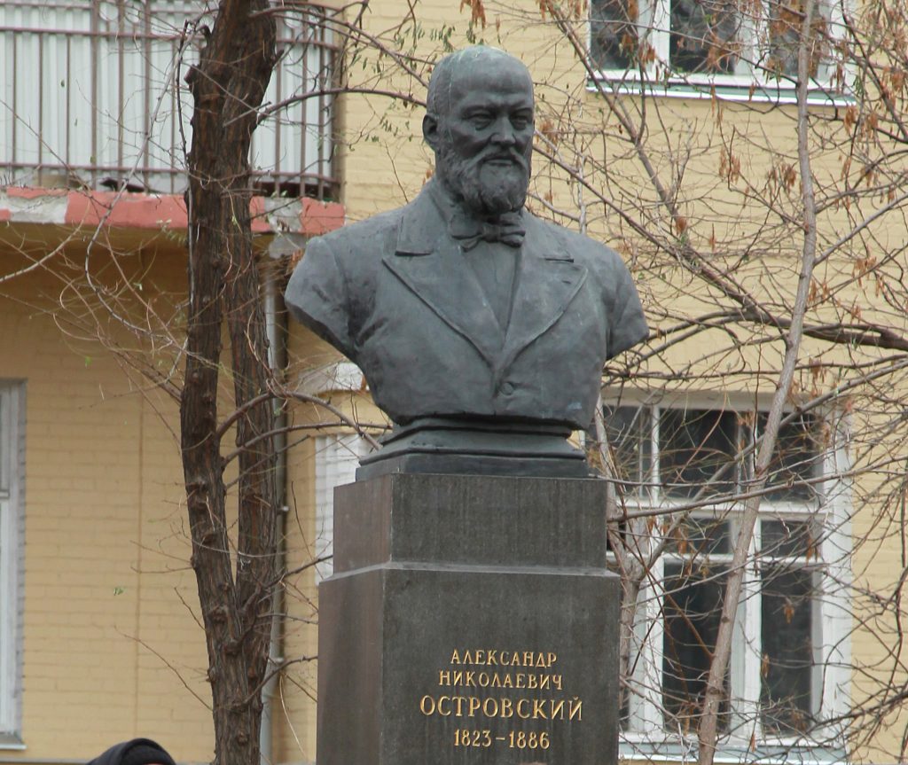 Во дворе дома установлен памятник драматургу. Фото: Наталия Нечаева, «Вечерняя Москва»