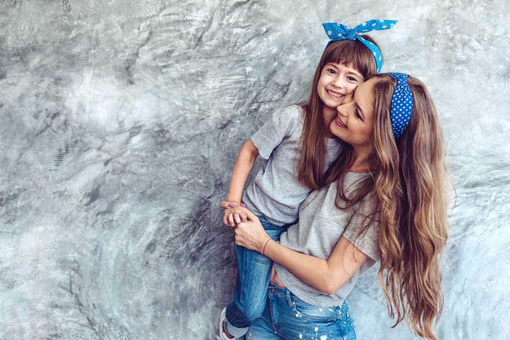 18 ноября 2017 года. Москвички Вика и Алиса Ядовы каждый год участвуют в праздниках ко Дню матери. Фото: shutterstock