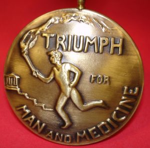 На лицевой стороне медали Джослина надпись: Триумф Человека и Медицины