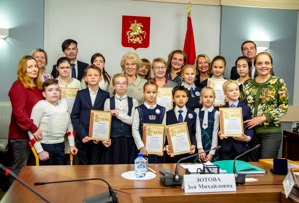 Ребят из школы №498 наградили в Московской городской Думе за участие в акции «Бумажный БУМ»