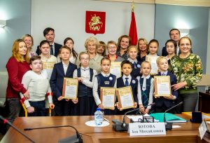 Ребят из школы №498 наградили в Московской городской Думе. Фото предоставили представители проекта «Бумажный БУМ»