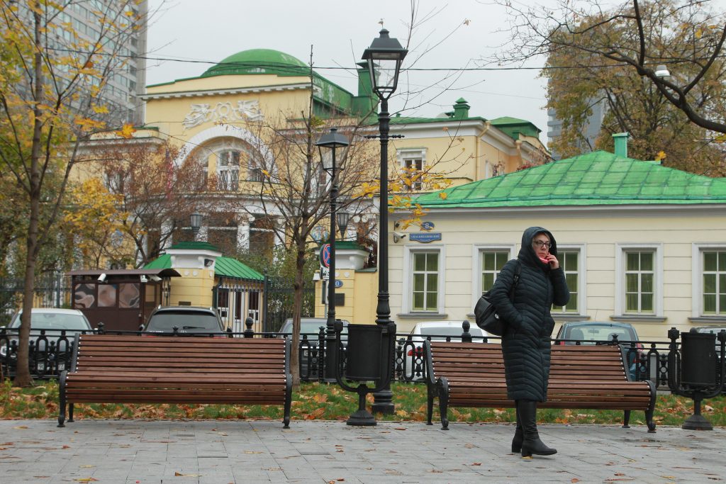 Москвичка Лидия Ткачева гуляет по Старопесковскому переулку. Фото: Наталия Нечаева, «Вечерняя Москва»